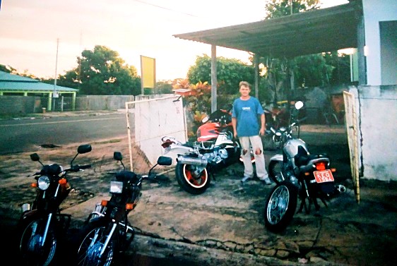 Motos em frente à oficina em Mineiros, Goiás