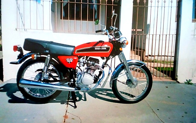 Honda CG 125 1977 restaurada - vista lateral