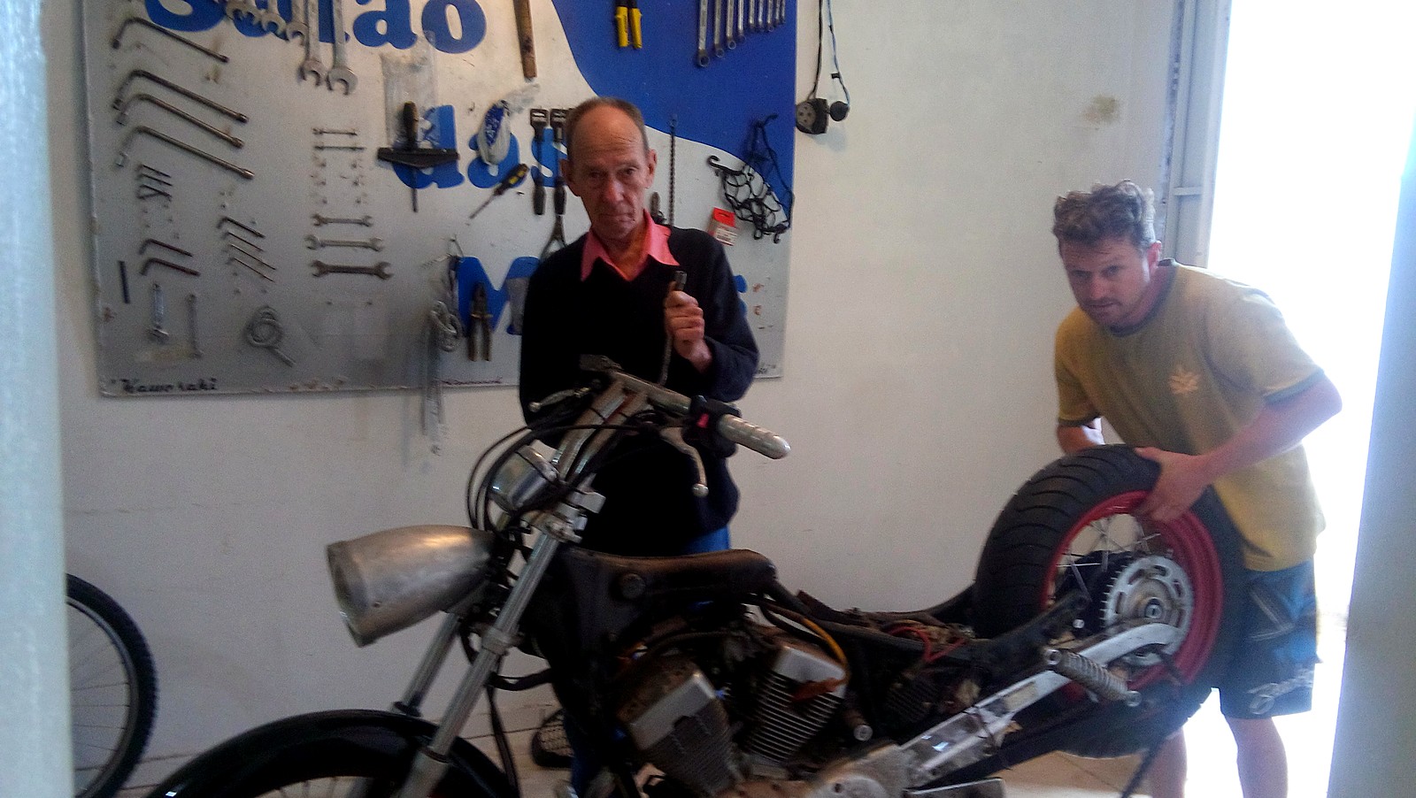Trabalho na oficina do Salão das Motos em 30/11/2015