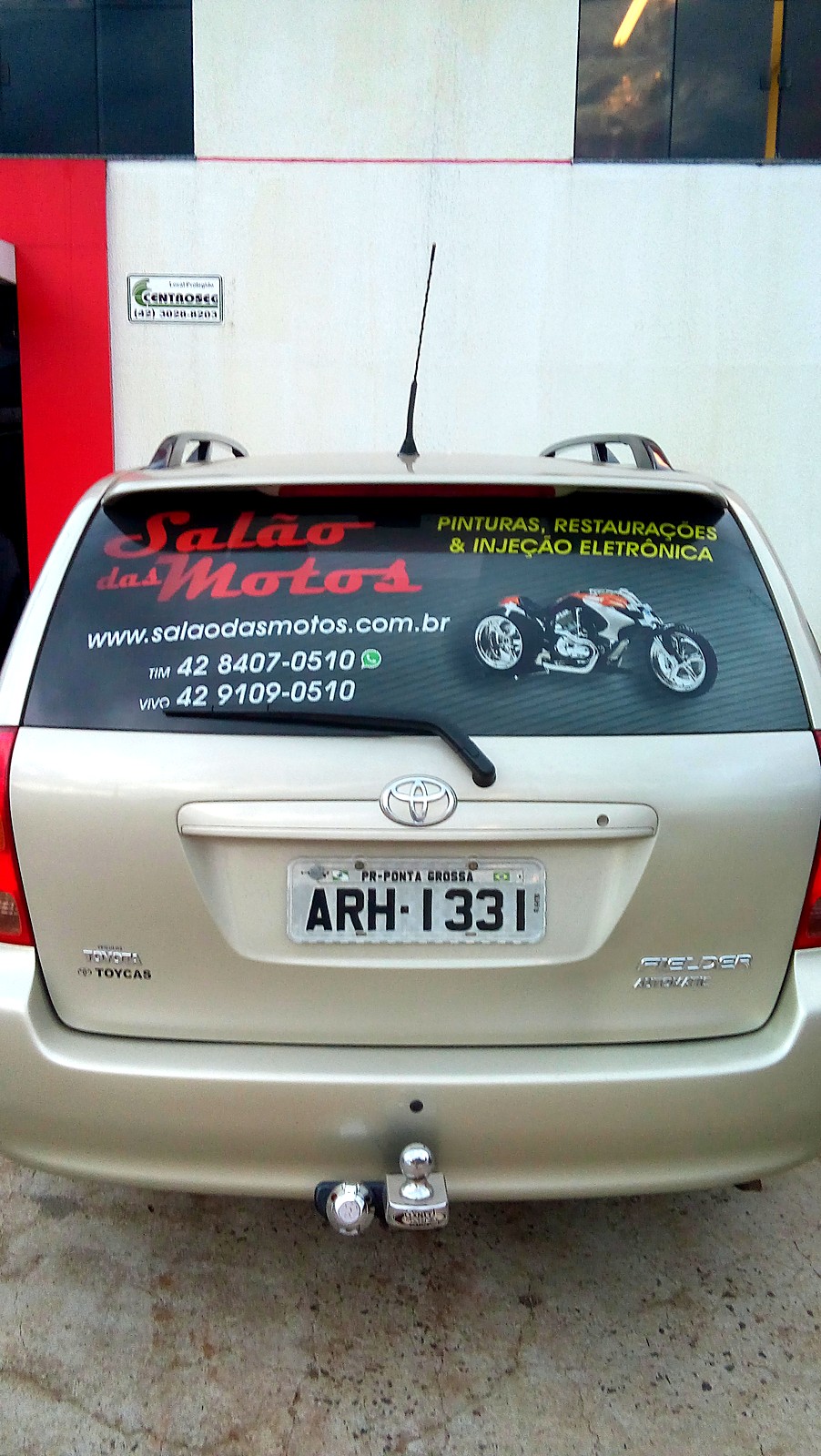 Carro adesivado com a marca Salão das Motos em 15/07/2016