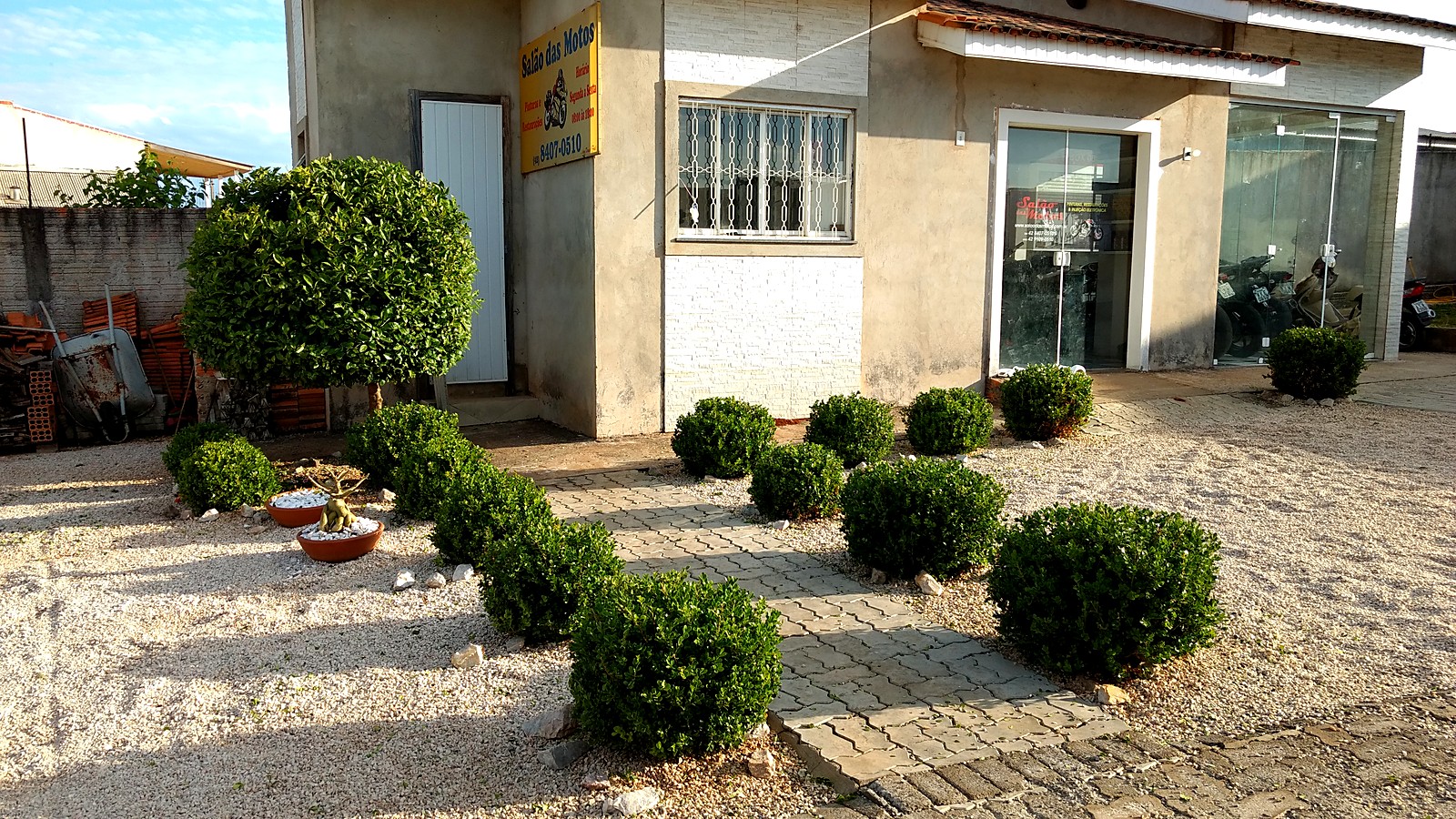 Fachada e jardim da sede própria do Salão das Motos