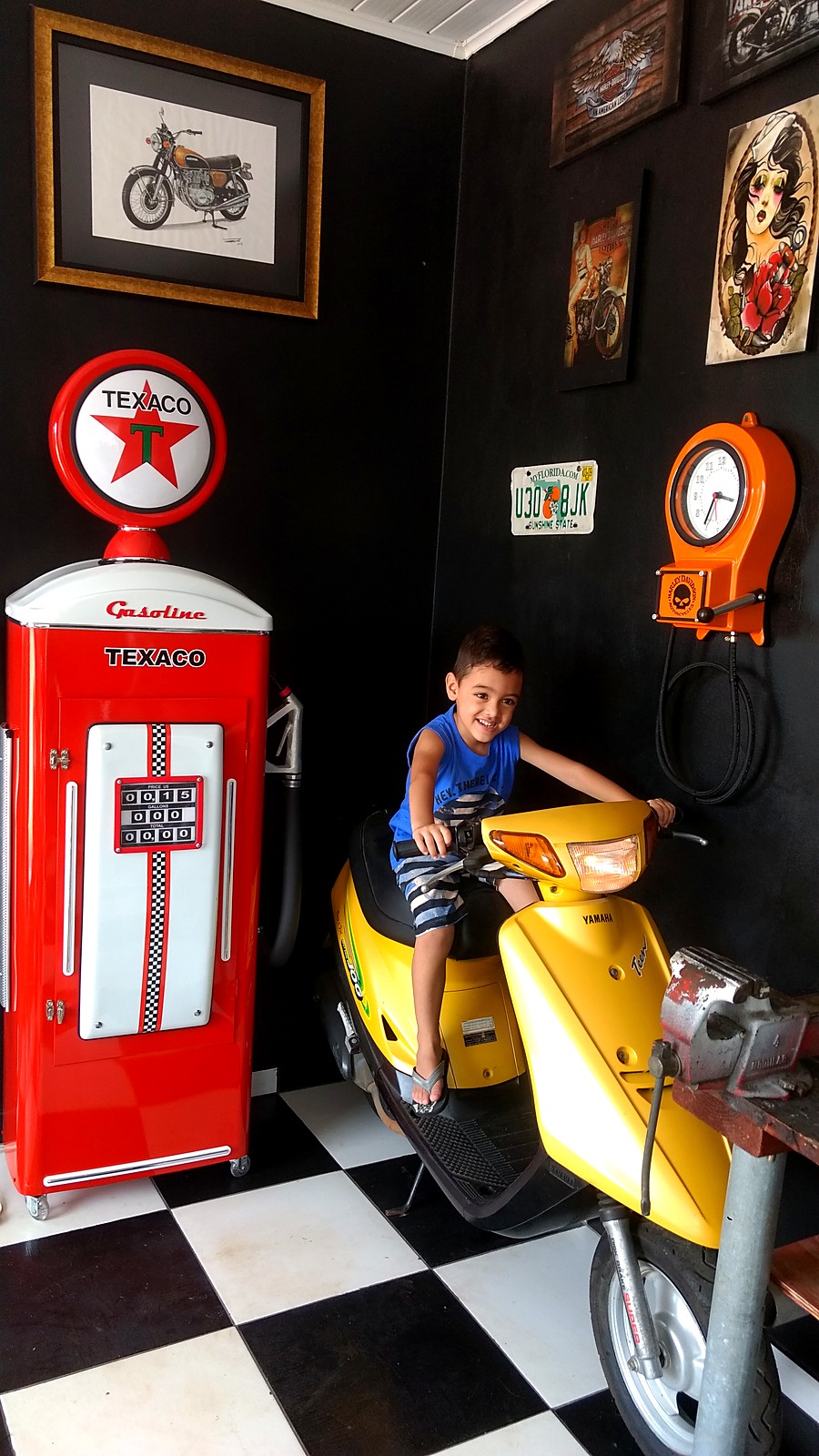Oficina com nova decoração: bomba de gasolina vintage e piso xadrez, em 08/02/2017