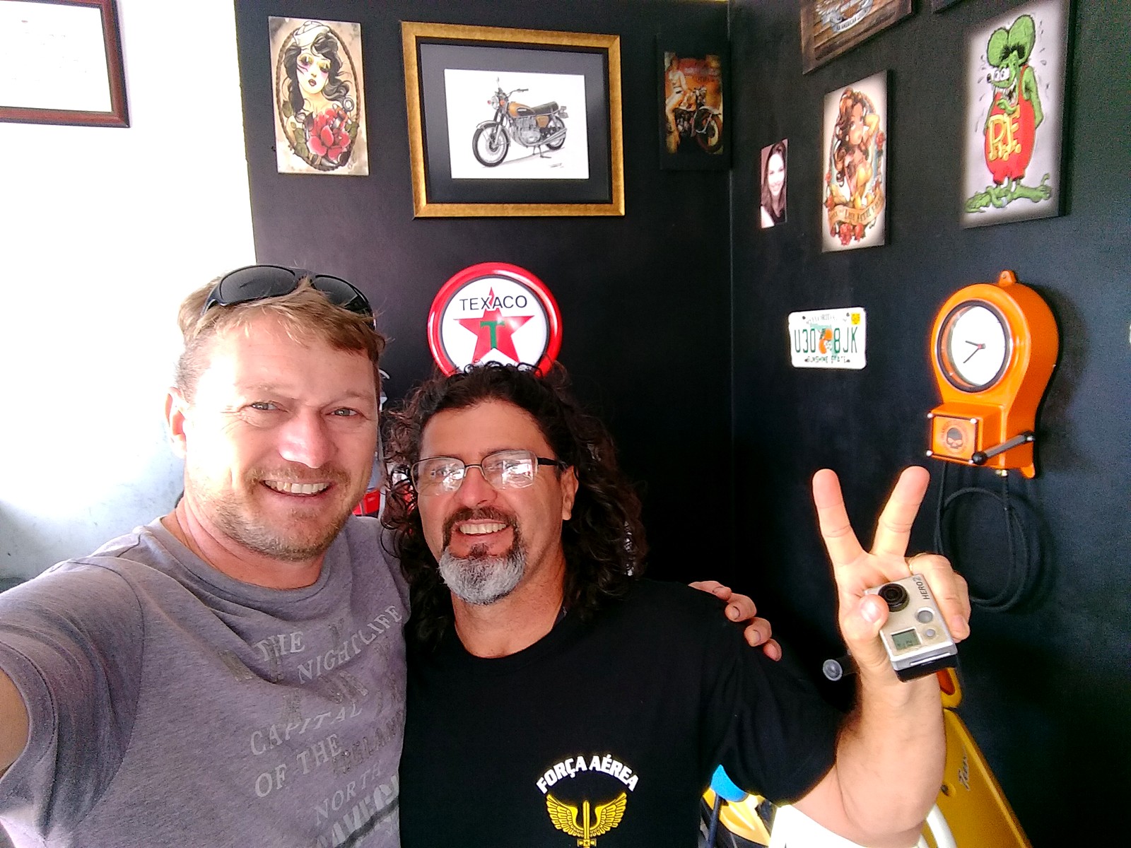 Dois amigos sorrindo na oficina decorada
