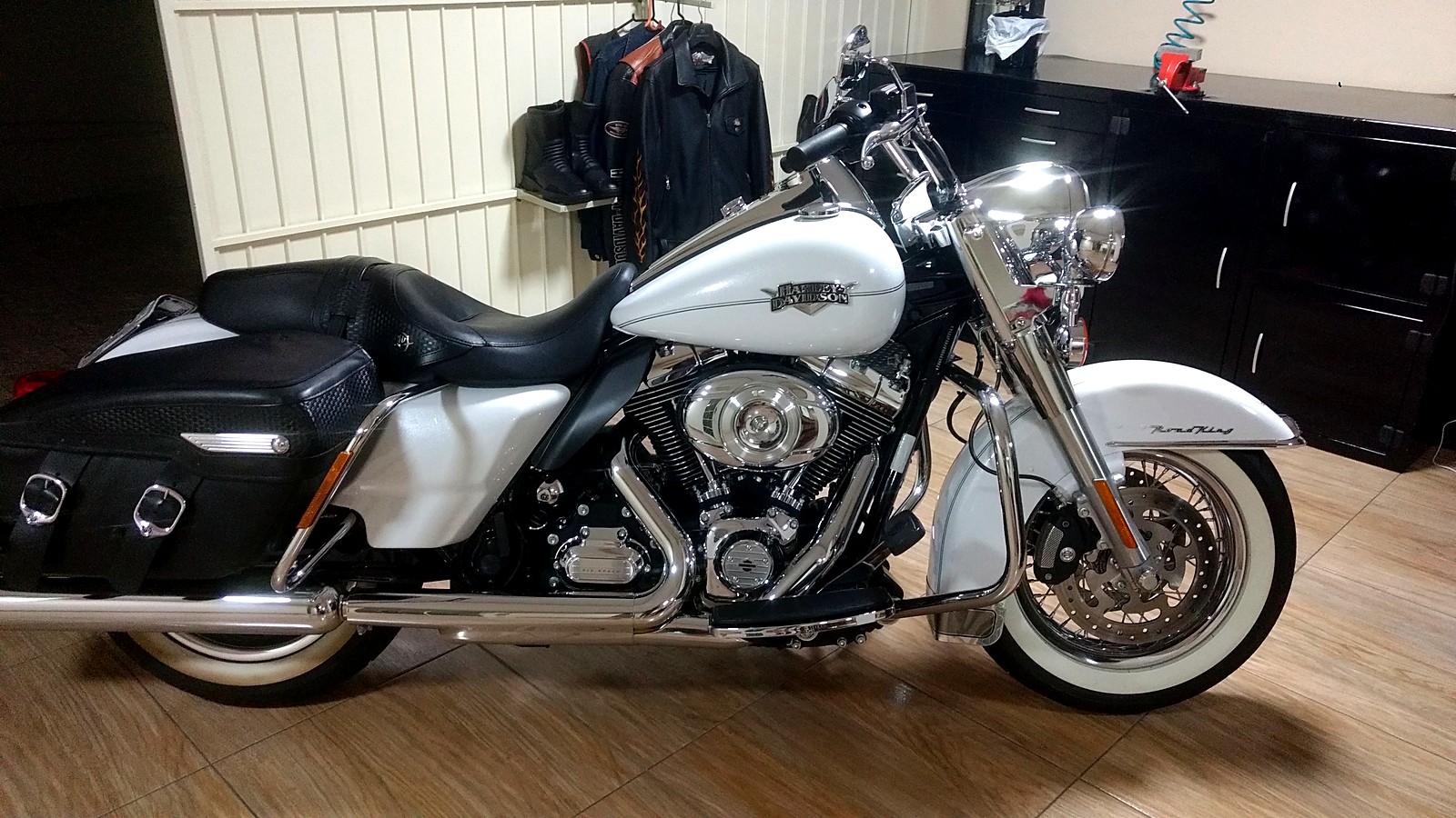 Harley-Davidson Road King branca na oficina
