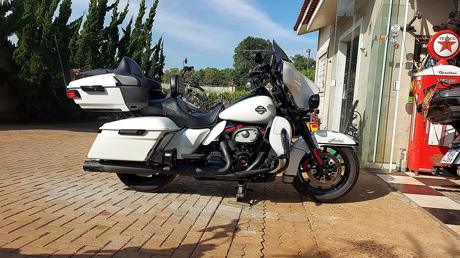 Harley-Davidson Ultra Limited branca em frente à oficina