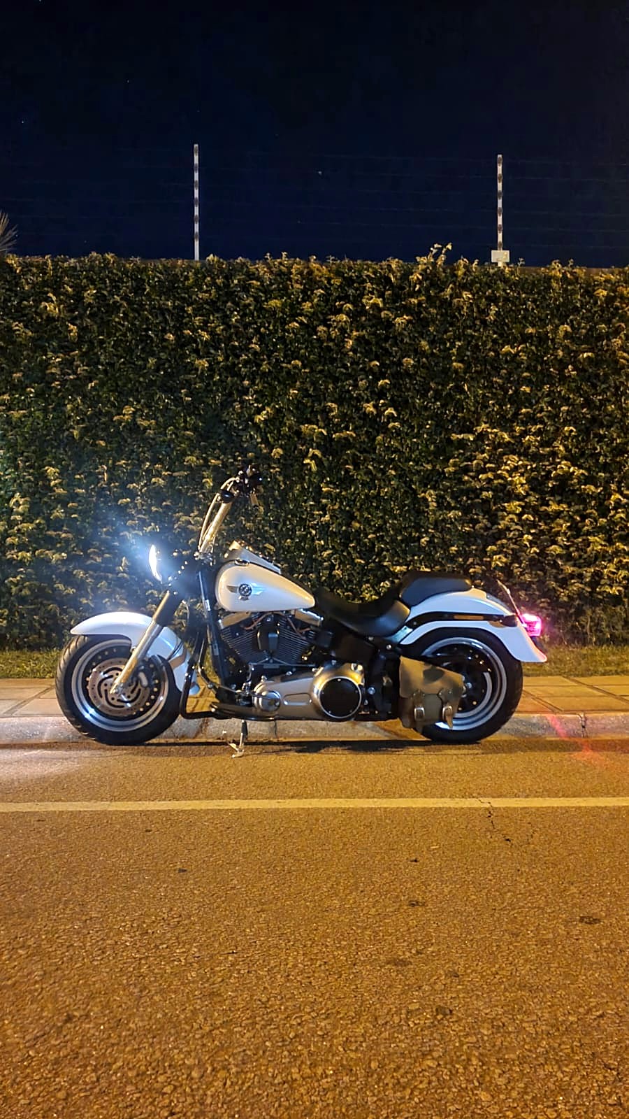 Harley-Davidson Fat Boy branca fotografada à noite
